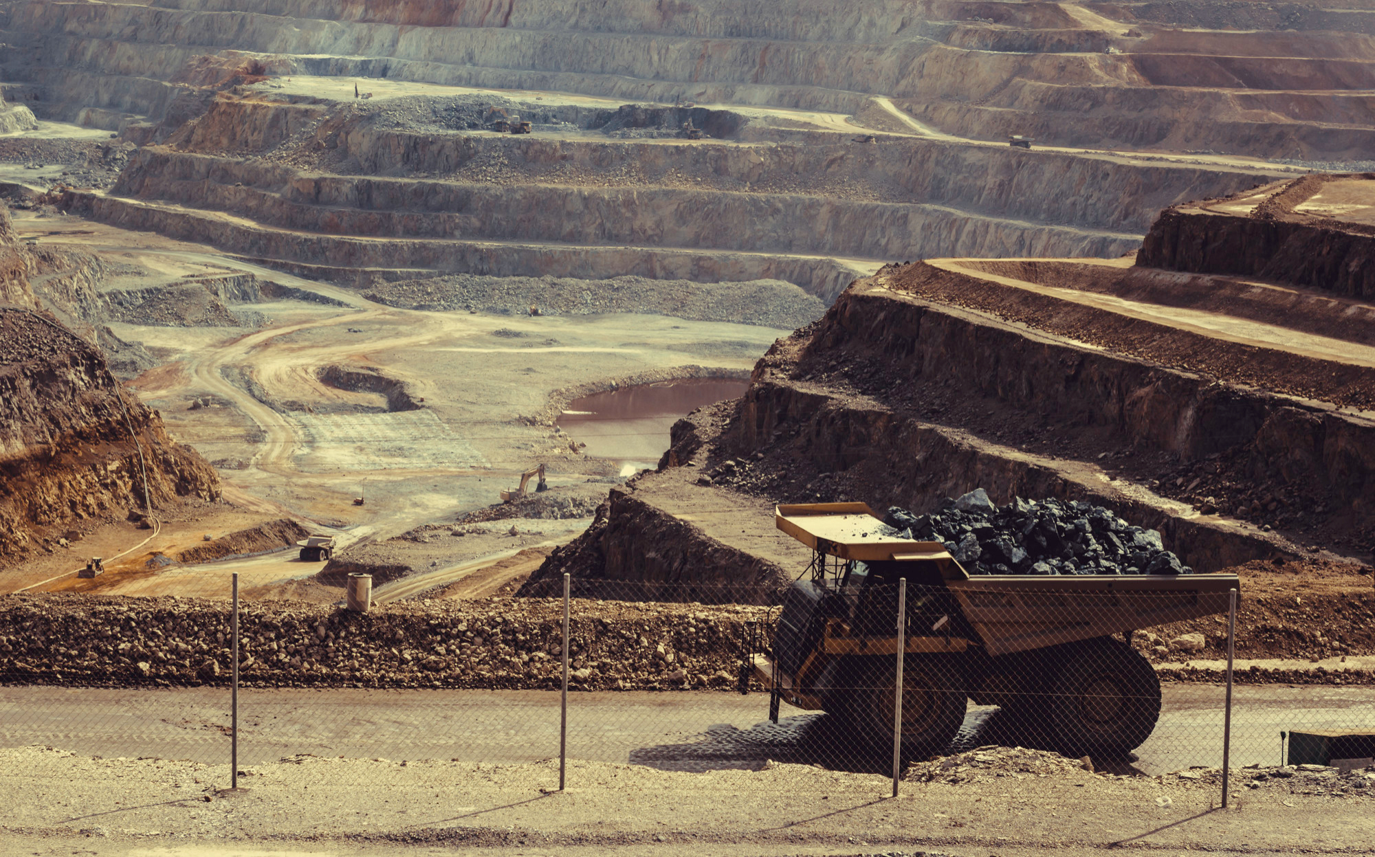 Camión de minería bajando hacia una mina a cielo abierto